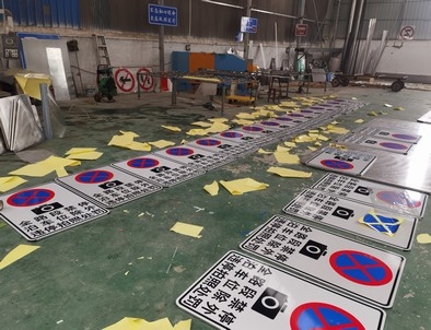 深圳深圳全线禁止停车，按位泊车交通标牌